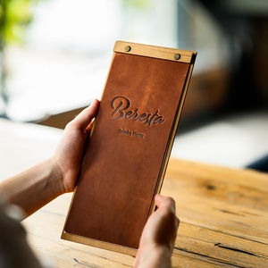 ที่ใส่เมนูไม้แบบสั่งทำพร้อมหมุดโลหะ – ปกเมนูร้านอาหารที่ทนทาน ที่ใส่เมนูหนังสีน้ำตาลอ่อน กรอบไม้ - Product Image 5