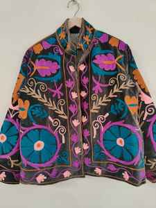 Veste en velours Suzani faite à la main, broderie florale colorée, style bohème ethnique vintage, cadeau pour elle - Product Image 2
