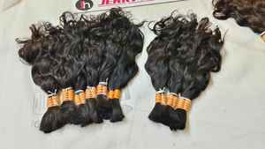 Cabello indio crudo directamente de la India Extensiones de cabello ondulado natural Templo barato Remy Virgen Cabello humano rizado Paquetes sin procesar - Product Image 5