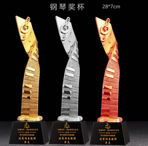 Trofeo de Micrófono Dorado Personalizado para Concurso de Oratoria, Elegante y Moderno Trofeo de Música de Resina, Cristal y Metal - Product Image 6