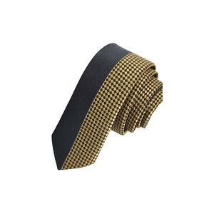 Cravate mince à la mode à carreaux noirs et dorés avec panneau personnalisé - Product Image 2