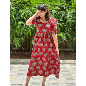 Agregue encanto a su estilo diario Este adorable elefante impreso Maxi vestido moderno de secado rápido disponible Rich Black Red Shades Party - Product Image 1