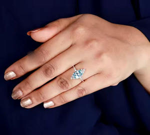 Bague de fiançailles classique tendance pour femme en argent sterling 925 avec topaze bleue solide taille brillant et sertissage à griffes plaqué or - Product Image 3