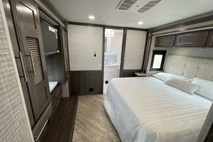 ผู้จำหน่ายรถบ้านมือสอง Jayco Precept Class A ปี 2025 รุ่น 36C พร้อมเครื่องยนต์แก๊สสำหรับขาย - Product Image 2