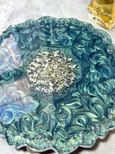 Bandeja de resina hecha a mano-Diseño personalizable y patrón floral Bandeja de servicio decorativa de alta calidad para bebidas de aperitivos de café - Product Image 4