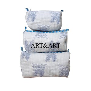 Meilleure collection de trousses de toilette matelassées à fermeture éclair et pompon écologiques, ensemble de trois trousses de maquillage de voyage en coton imprimé floral élégant - Product Image 6