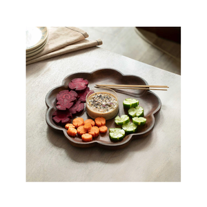 Assiette chargeur en bois dîner de fête mariage élégant 13 pouces diamètre assiette chargeur en bois naturel conception de fleurs - Product Image 1