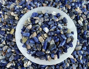 Chips de cristal de sodalita azul natural de calidad superior al por mayor piedra preciosa de meditación grabada para decoración del hogar para Feng Shui - Product Image 5