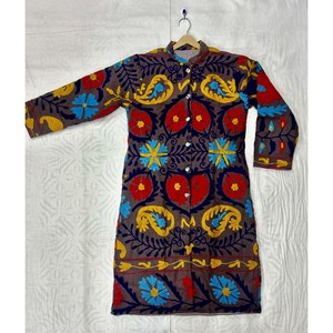 Chaqueta Larga Bordada a Mano Suzani con Logotipo Personalizado, Diseño Floral, Acolchada, de Cuero y Tela Tejida, Rellena de Algodón, con un Solo Botón, para Mujer - Product Image 2