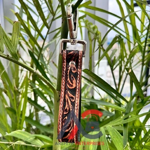 Nuevo llavero de pulsera pequeño de cuero mecanizado a mano, llavero de cuero genuino de estilo occidental, Clip de llave de cuero de vaca personalizado para mujer - Product Image 1