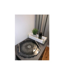 Plateaux en résine écologiques de designer avec poignée métallique, faits à la main, personnalisables pour une utilisation haut de gamme à la maison, lors de fêtes et en cuisine - Product Image 4