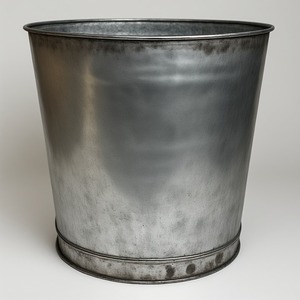 Maceta galvanizada Heritage hecha con acabado rústico que ofrece un encanto decorativo atemporal al Jardín tradicional y un interior moderno - Product Image 4