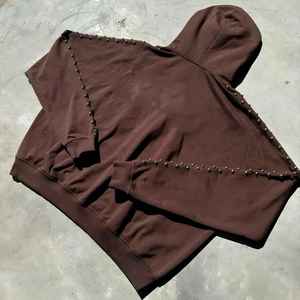 Survêtement de luxe personnalisé orné de strass, conçu avec des œuvres d'art en cristal scintillant, doublure douce et silhouette contemporaine - Product Image 6