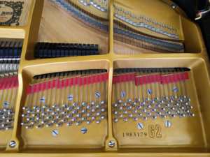 Piano de cola Yamaha G2E usado, negro, fabricado en Japón, acabado negro, sonido suave. - Product Image 3