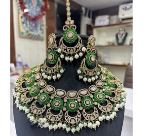 Conjunto de Collar y Pendientes de Diseño de Alta Calidad con Perlas Kundan Chapadas en Oro, Estilo Tikka, para Bodas, Colección para Mujer - Product Image 1
