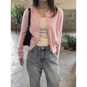Cardigan court en tricot gris boutonné pour femme, pour un look décontracté d'automne - Product Image 5