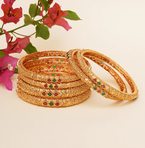 Brazaletes de latón apilables con un patrón de diamantes clásico y adornos de piedra roja y verde alternados, a precios al por mayor. - Product Image 1