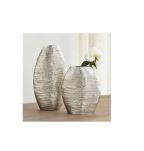 Vase à fleurs en métal fait main de style orné moderne, idéal pour offrir en cadeau lors de cérémonies de pendaison de crémaillère, pour les amateurs de décoration intérieure traditionnelle - Product Image 6