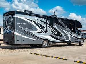 Usado 2023 EN TE GRA C OACH ACCOLADE 37K Autocaravana de lujo - Product Image 2