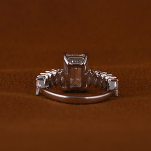 Anillo de compromiso de diamante cultivado en laboratorio de corte esmeralda de 3,00 CT con ajuste de pavé de moda Certificado de oro sólido de 18KT Diamante certificado IGI - Product Image 3