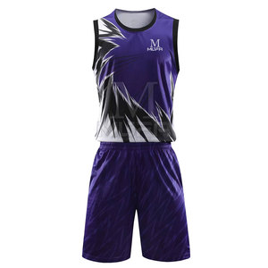 Ensemble de vêtements de sport de basket-ball pour hommes Nouveau design Short en polyester avec logo personnalisé respirant et dernière taille XL en vente - Product Image 1