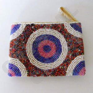 Belle pochette à monnaie multicolore en perles de rocaille Accessoire à la mode avec des caractéristiques uniques - Product Image 1
