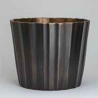 Poubelle en laiton de qualité supérieure avec une finition noire riche conçue pour des intérieurs de vie élégants et une amélioration de style fonctionnel.