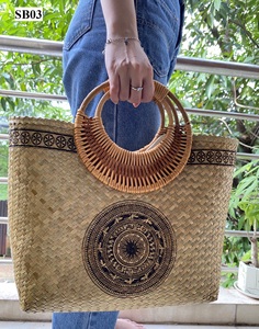Sac à main en paille écologique avec manche en rotin combiné à des motifs méticuleusement peints de l'usine du Vietnam - Product Image 2