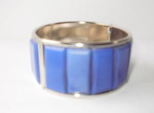 Bracelet jonc large en résine bleue facettée avec fermoir articulé en métal argenté, bijou tendance et volumineux, accessoire géométrique, vente en gros - Product Image 6