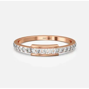 Bague signet en acier inoxydable plaqué or 18 carats avec incrustation de diamants - Product Image 1