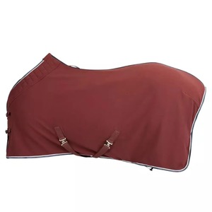 Manta para Caballo de Tela Oxford 600D Color Granate en Forma de U con 2 Correas para las Patas, Solapa Media para la Cola, para Uso en Exteriores en Todas las Estaciones - Product Image 1