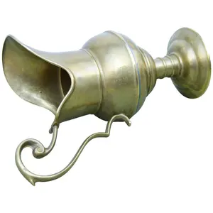 Carafe en fer rustique faite à la main pour la décoration intérieure, carafe en laiton gravée de luxe pour la restauration fine, carafe de gallon pour usage au bureau - Product Image 3