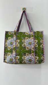 Bolso de mano grande estilo bohemio ecológico, estampado a mano de algodón acolchado con rayas florales, cierre abierto Reversible - Product Image 6