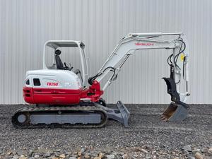 Miniexcavadora Takeuchi TB260 usada con pocas horas de uso, excavadora compacta de cadenas, con sistema ROPS abierto, máquina diésel para construcción y trabajo agrícola. - Product Image 4