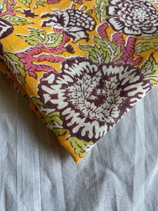 Tela de Algodón Estampada a Mano con Diseño Floral Mughal en Amarillo Mostaza |   Textil Indio Premium - Product Image 4