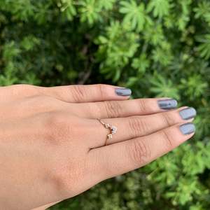 แหวนเงินแท้ประดับเพชรโมอิสซาไนต์ทรงมงกุฎ ดีไซน์หรูหรา คุณภาพสูง ฝังแบบ Prong Setting สำหรับผู้หญิง ใช้เป็นแหวนหมั้น - Product Image 4