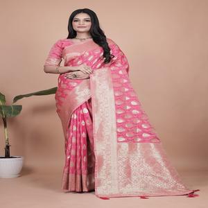 Elegante Sari de seda Banarasi con rico tejido de plata Zari Motivos tradicionales Borde de contraste Ropa festiva - Product Image 1