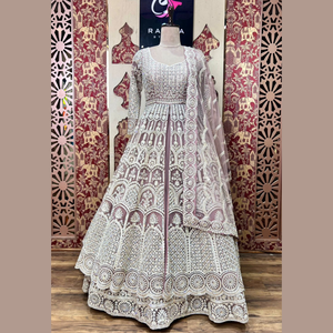 Lehenga de lavande occidentale indo à la mode avec travail délicat de Dori et travail à la main de diamant étincelant parfait pour toutes les occasions de l'Inde - Product Image 1