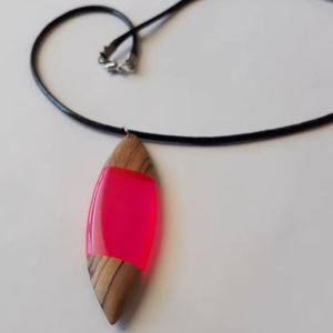 Offre Spéciale mode personnalisé forme irrégulière délicat Bling feuille d'or vert bleu résine époxy bois collier bijoux - Product Image 1