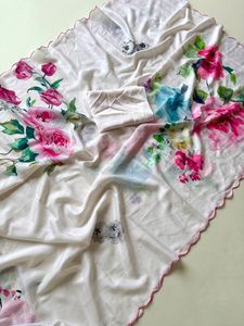 Nuevo lanzamiento: Saree Bareli Premium de Chinon Suave con Elegante Estampado Floral y Borde de Diseño con Corte Arco en Contraste, Incluye Blusa - Product Image 5