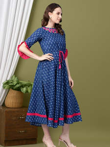 Robe Anarkali Kurta en coton cambric brodé à imprimé Ikat pour femmes en gros, longueur mollet, col bateau, manches courtes, vêtements ethniques bleus - Product Image 2