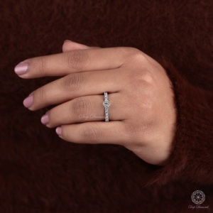 Bague de fiançailles solitaire en or massif avec diamant de laboratoire rond brillant de luxe, bande pavée, pour elle - Product Image 2