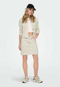 Chaqueta vaquera OEM para mujer, color crudo, diseño único, bolsillos en el pecho, cierre de botones, diseñado para mujer, comodidad para todas las estaciones - Product Image 6