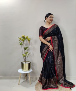 Sari en coton prêt-à-porter avec chemisier en velours et dentelle à fleurs - Product Image 3