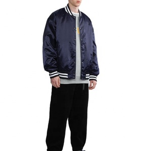 OEM personalizado de los hombres de la calle de estilo satinado Varsity chaquetas de béisbol ligero Acabado brillante con cierre a presión acanalado puños soporte - Product Image 3