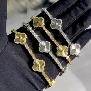 สร้อยข้อมือเทนนิสลายดอกโคลเวอร์ประดับมอสซาไนต์เงินแท้ 925 สำหรับผู้หญิง ดีไซน์หรูหรา แรงบันดาลใจจากดีไซเนอร์ เครื่องประดับแฟชั่น ของขวัญ - Product Image 5