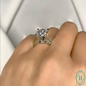 แหวนหมั้นเพชรโมอิสซาไนต์ทรงกลม 3.00 กะรัต ความใส VVS ตัวเรือนเงินแท้แบบแยกส่วน - Product Image 2