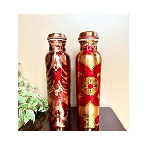 Bouteille en cuivre pur au design moderne et élégant pour une hydratation élégante combinant les avantages de bien-être de l'ayurveda avec la durabilité pour un usage quotidien - Product Image 2