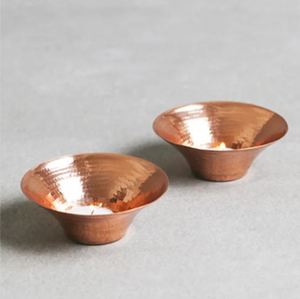 Bougeoir en cuivre sur lanterne en bambou pour les célébrations d'anniversaire reflétant plusieurs teintes de cuivre - Product Image 2