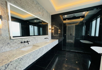 Grande dalle de granit blanc colonial poli au design moderne pour intérieur et extérieur, idéale pour salle à manger, maison, hôtel et villa